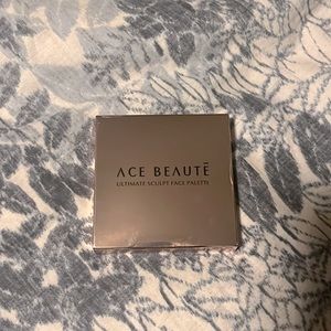 ULTIMATE SCULPT FACE PALETTE (LIMITED EDITION. New only opened for picture